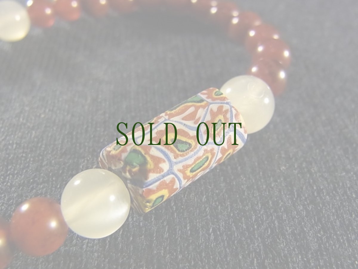 画像2: とんぼ玉（アンティーク）とチベットアンデシン(血珠)のブレスレット (2)