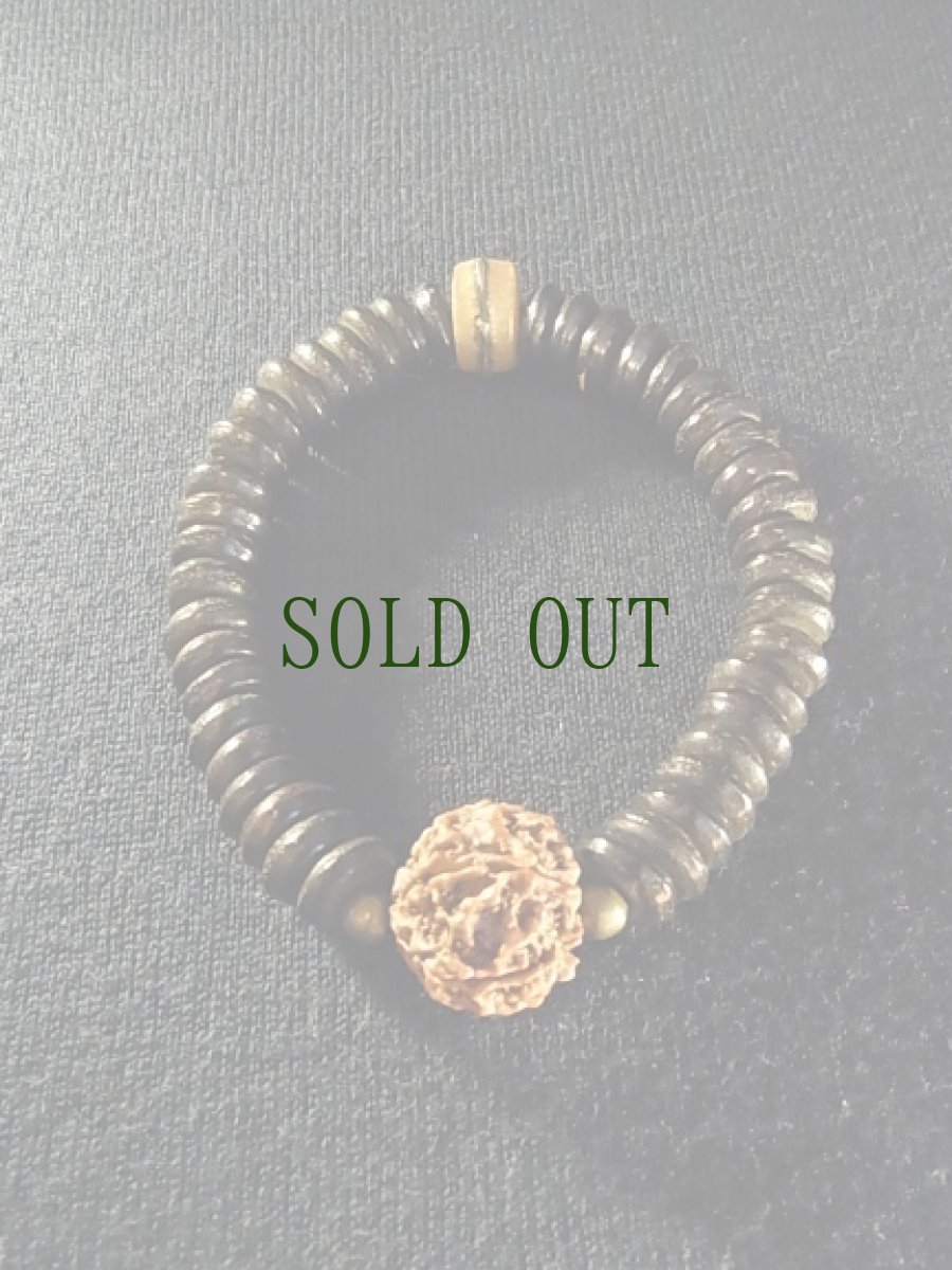 画像2: 6ムキ(六面)ルドラクシャ(金剛菩提樹)とチベットヤクの骨のブレスレット (2)