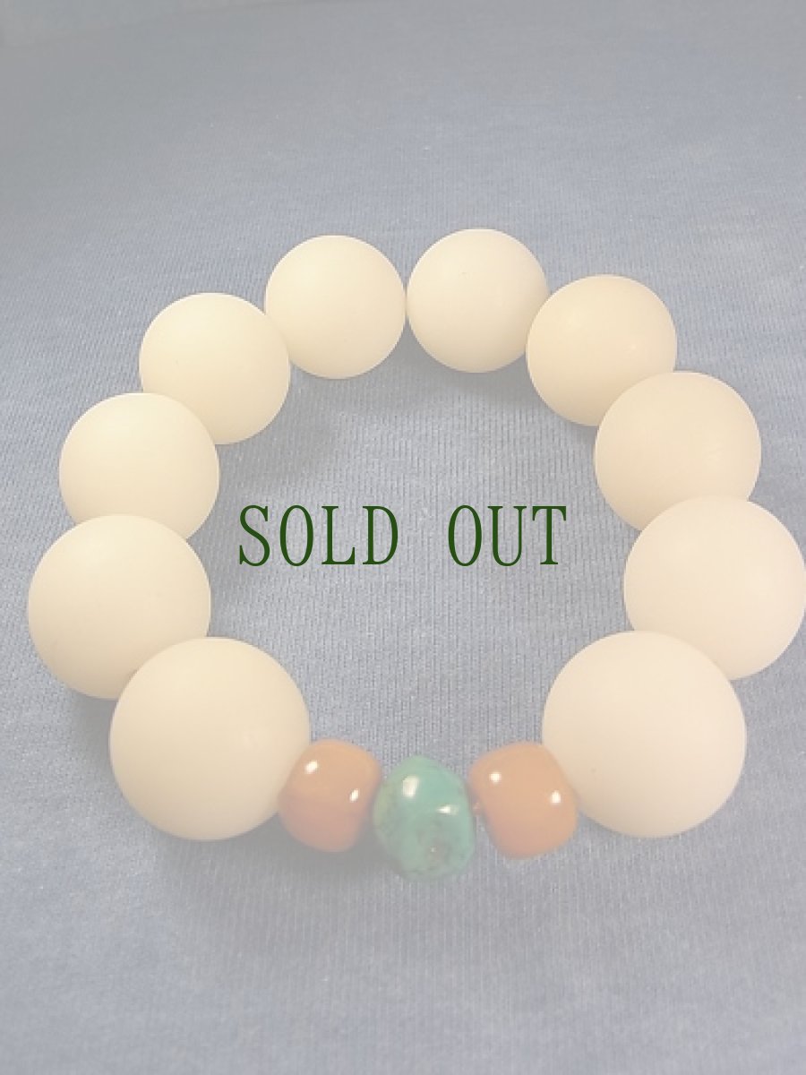 画像2: 菩提根（無垢玉）と天然ターコイズ、琥珀の念珠ブレスレット　（18mm玉） (2)