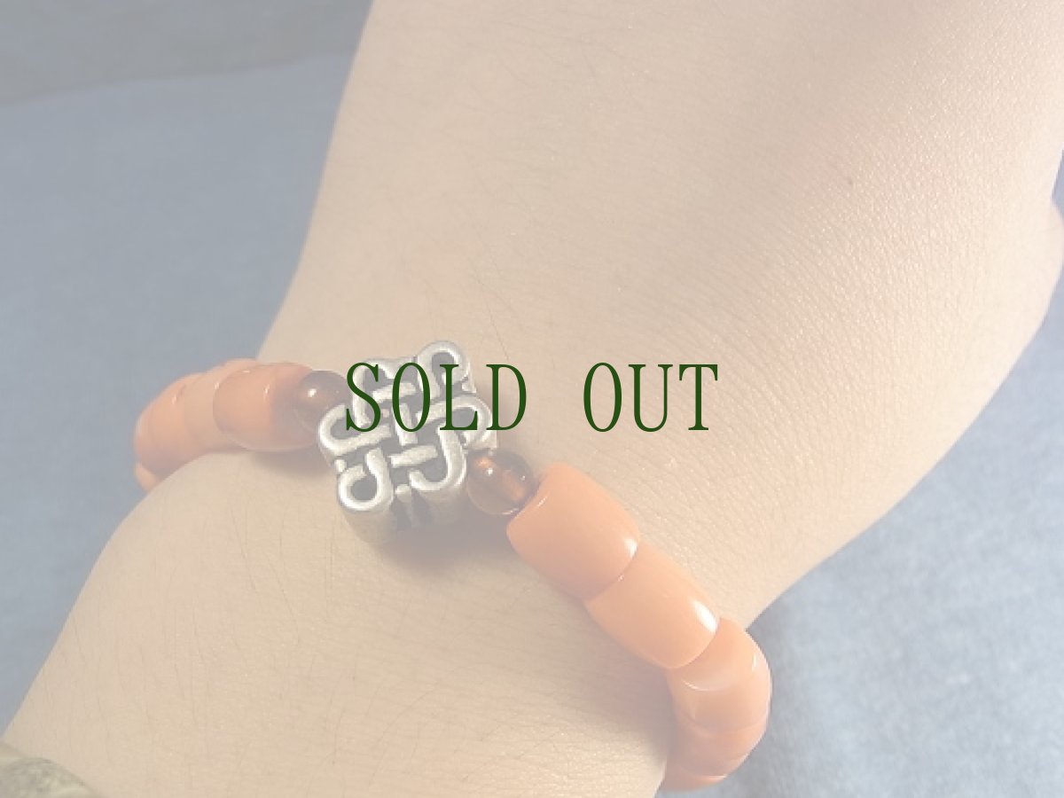 画像5: チベタン吉祥パーツ（ペルベ）と珊瑚のブレスレット (5)