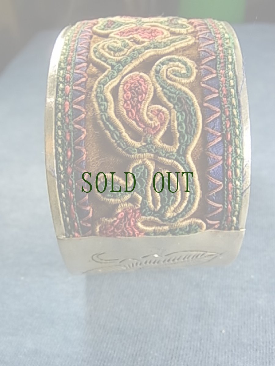 画像2: 貴州省ミャオ族の古刺繍バングル(ミャオ銀) (2)