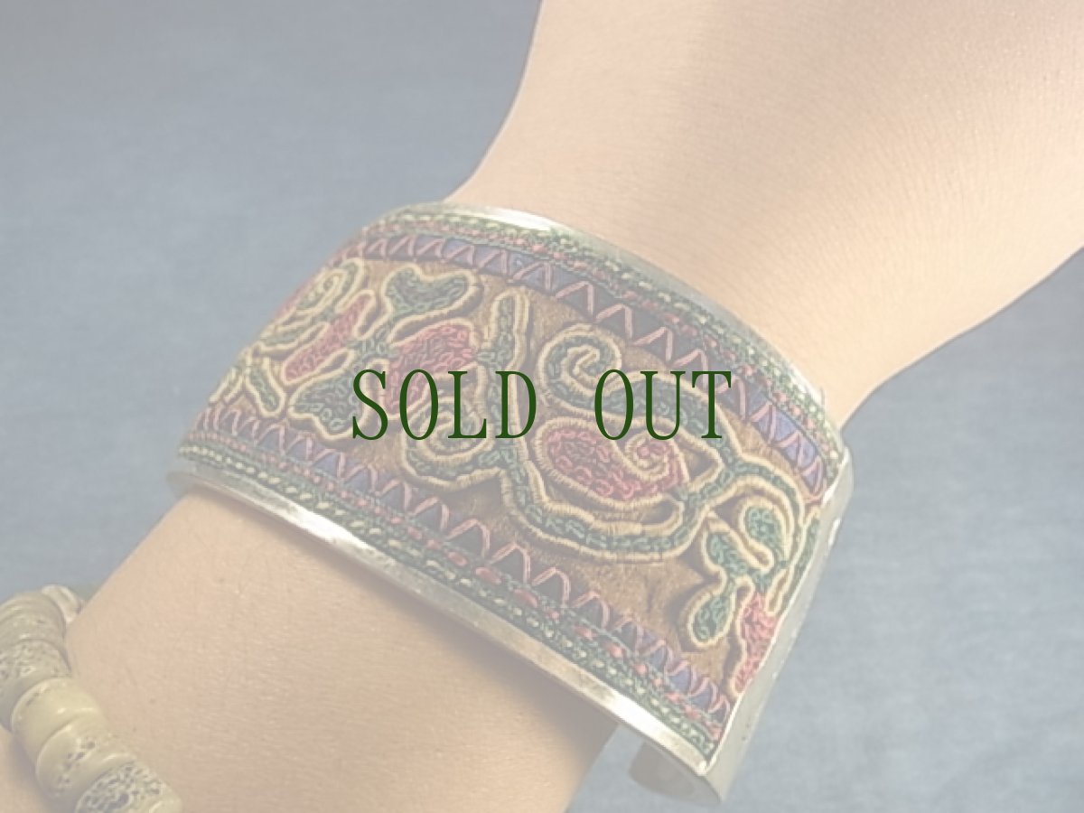 画像6: 貴州省ミャオ族の古刺繍バングル(ミャオ銀) (6)