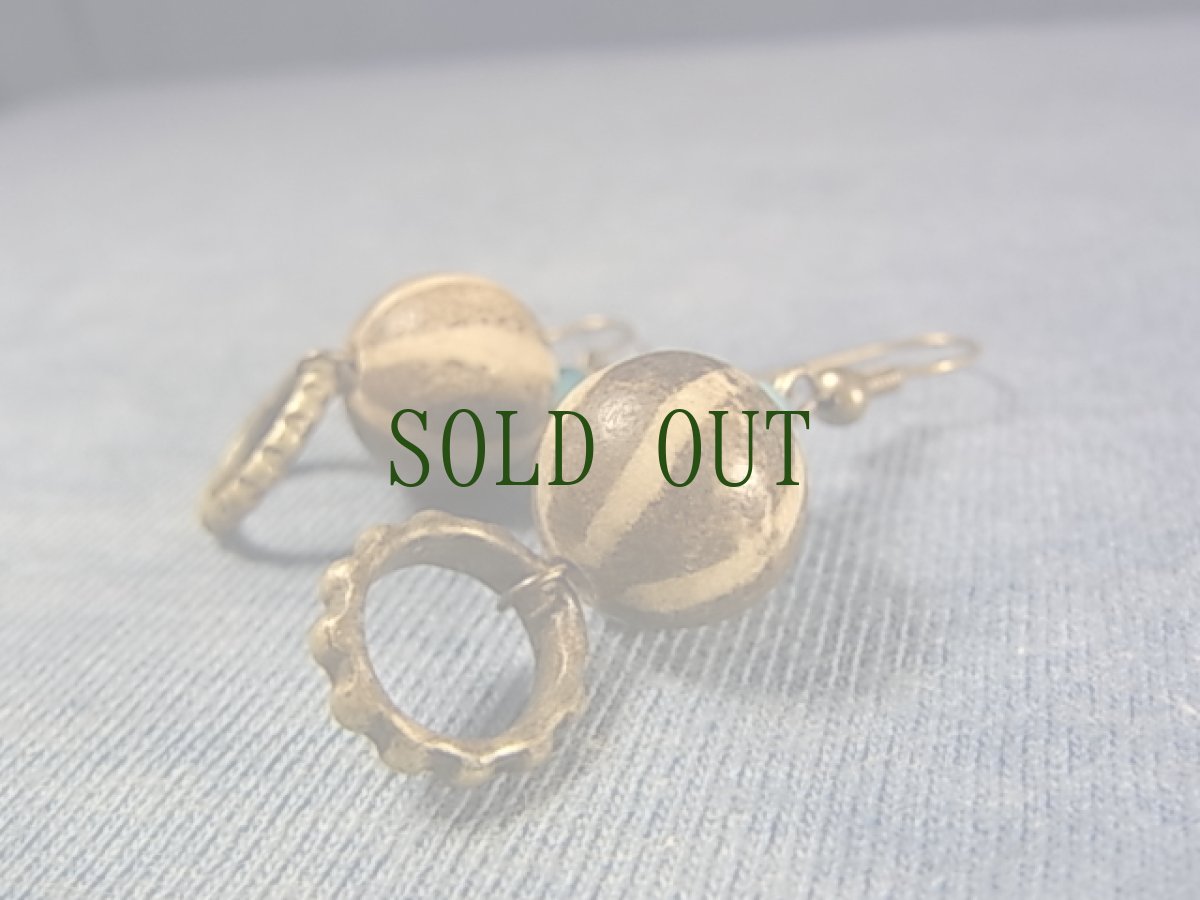 画像2: ミゾラムのパムテック（アンティーク）とナガランドビーズ(ホワイトハート)のオリジナルピアス (2)