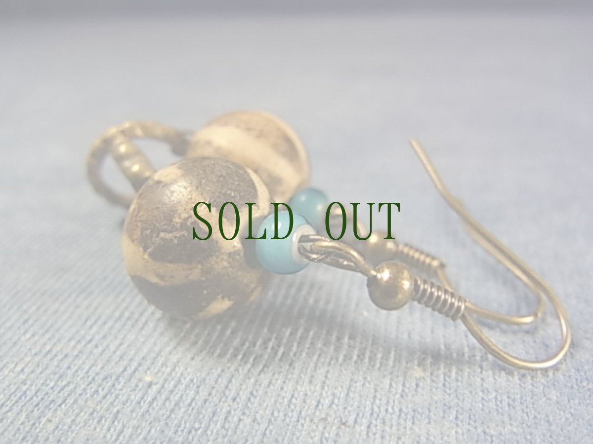 画像3: ミゾラムのパムテック（アンティーク）とナガランドビーズ(ホワイトハート)のオリジナルピアス (3)