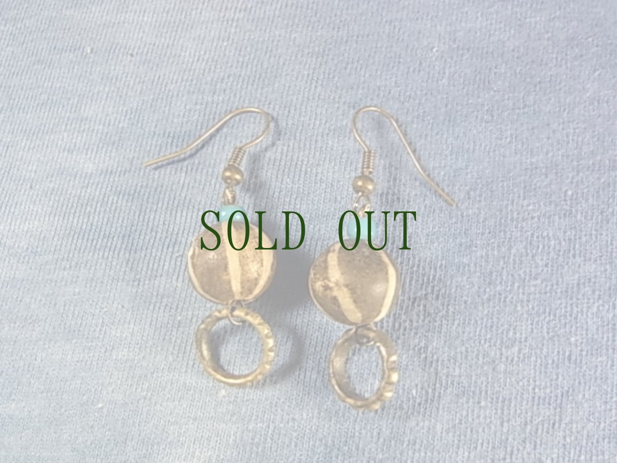 画像4: ミゾラムのパムテック（アンティーク）とナガランドビーズ(ホワイトハート)のオリジナルピアス (4)