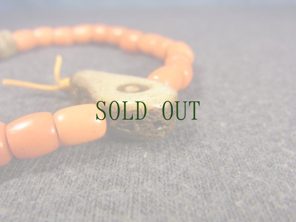 画像8: カパラのグル玉(親玉)とシェルパコーラル(アンティーク・とんぼ玉)のブレスレット (8)