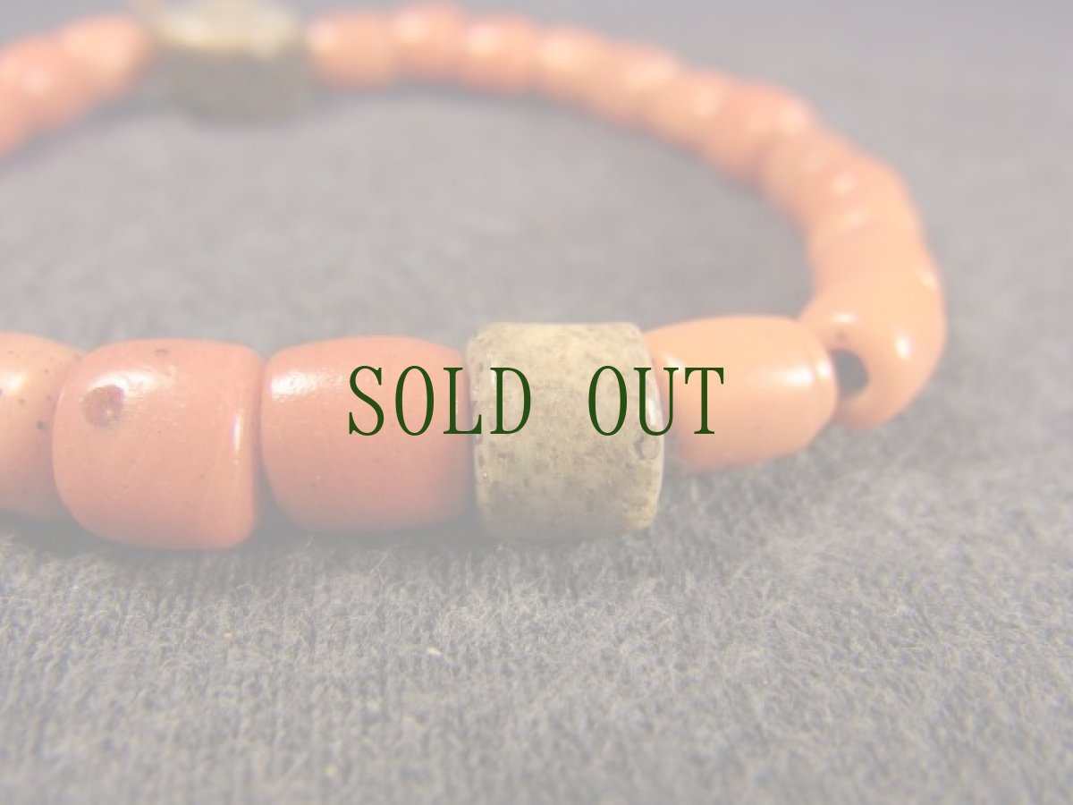 画像6: カパラのグル玉(親玉)とシェルパコーラル(アンティーク・とんぼ玉)のブレスレット (6)