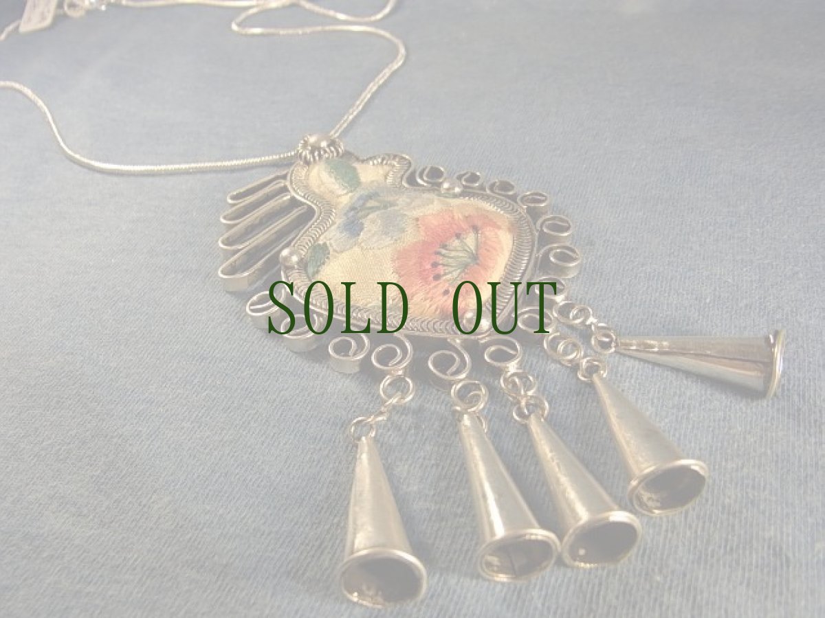 画像4: 貴州省ミャオ族の古刺繍ペンダントトップ(ミャオ銀)　 (4)