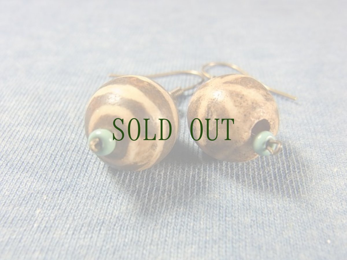 画像2: ミゾラムのパムテック（アンティーク）とナガランドビーズ(とんぼ玉)のオリジナルピアス (2)