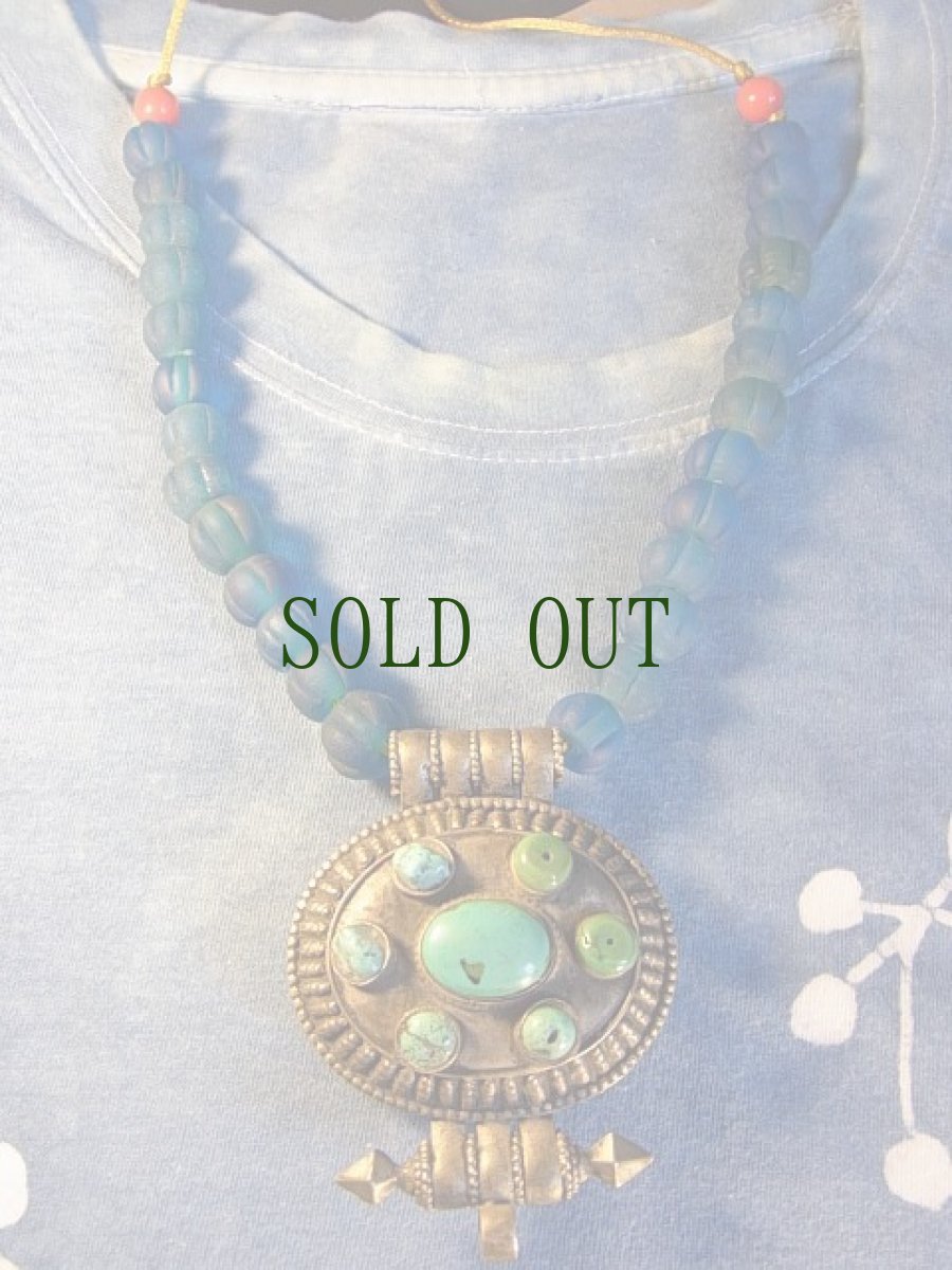 画像11: トルコ石のチベット銀製ガウと蜜柑玉（瑠璃玉・アイヌ玉）の首飾り (11)