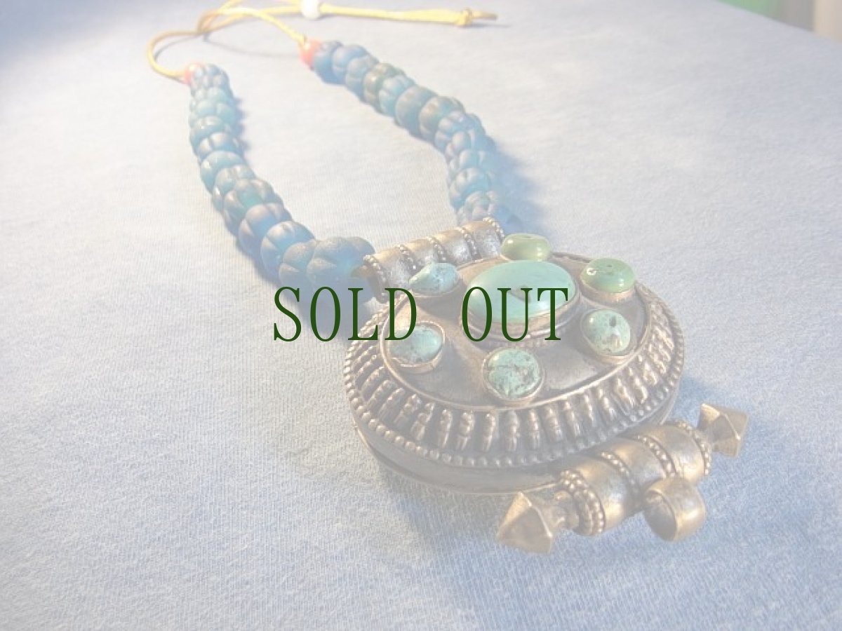画像2: トルコ石のチベット銀製ガウと蜜柑玉（瑠璃玉・アイヌ玉）の首飾り (2)