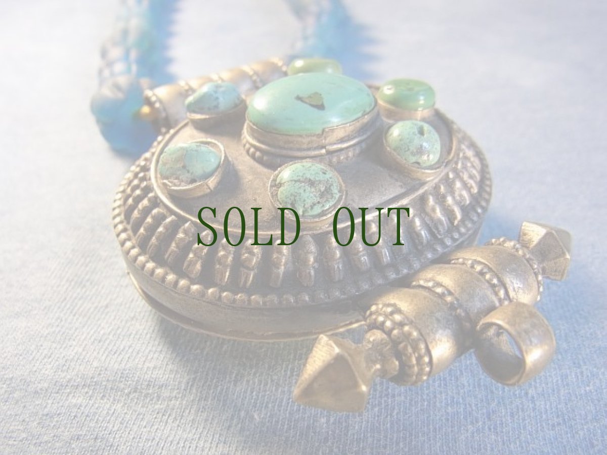 画像4: トルコ石のチベット銀製ガウと蜜柑玉（瑠璃玉・アイヌ玉）の首飾り (4)