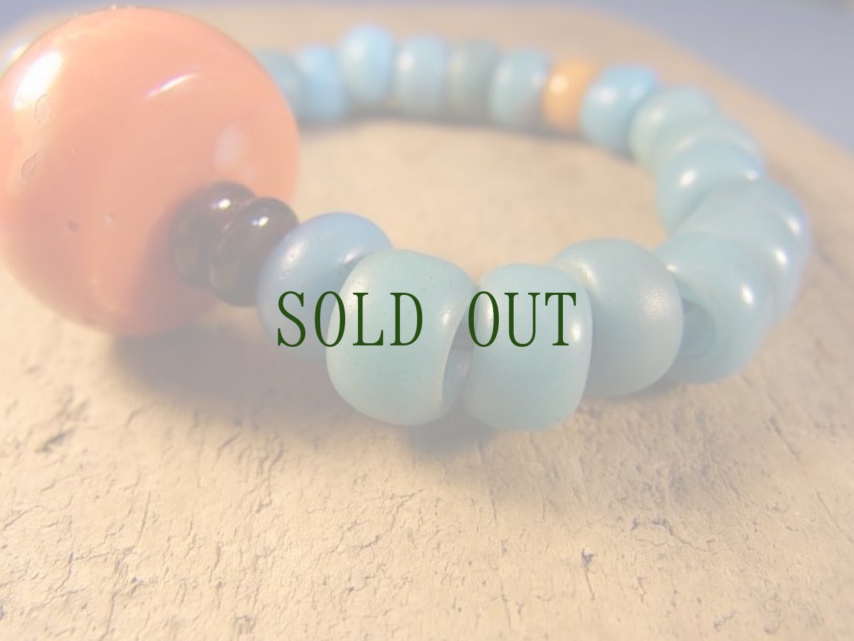 画像4: 和蘭玉(アイヌ玉・浅葱色)とチベットコーラル(天然圧縮珊瑚)のオリジナルブレスレット (4)