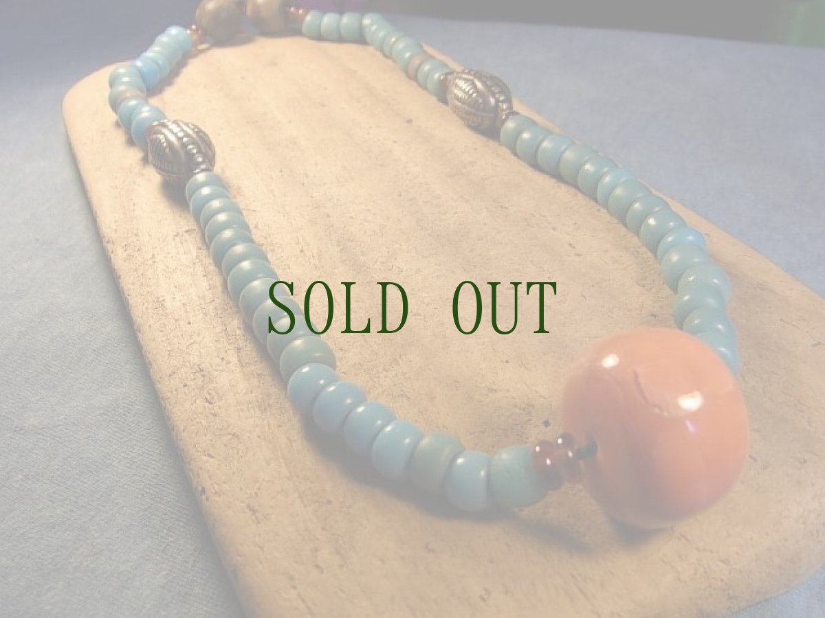 画像3: 和蘭玉(アイヌ玉・浅葱色)とチベットコーラル(天然圧縮珊瑚)、伽羅沈香のオリジナル首飾り (3)