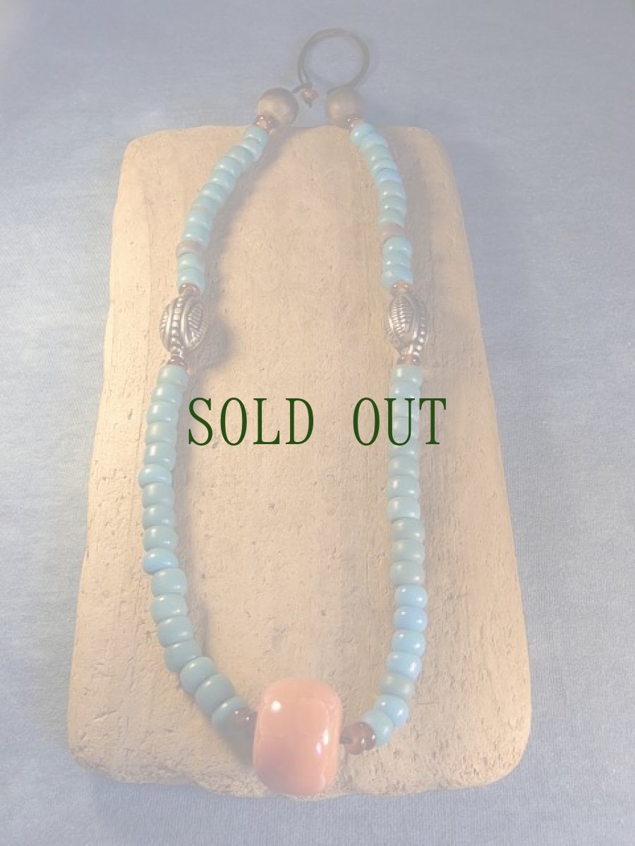 画像2: 和蘭玉(アイヌ玉・浅葱色)とチベットコーラル(天然圧縮珊瑚)、伽羅沈香のオリジナル首飾り (2)