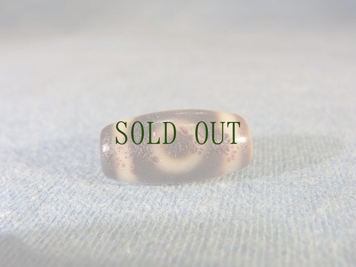 画像2: ジービーズ ２アイ（ dzi mig ni pa with red spot） 紅朱砂小二眼老天珠 (2)