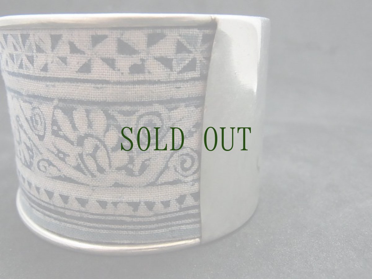 画像4: 貴州省ミャオ族のろうけつ染め藍布バングル(ミャオ銀) (4)