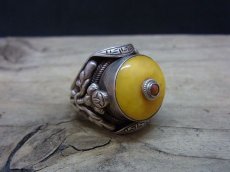 画像1: チベタン・オールドアンバーの銀製リング（tibetan old amber silver ring） (1)