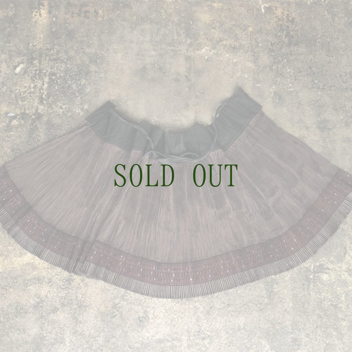 画像2: 貴州省黄平苗族(huan pin ミャオ)　藍染プリーツ　巻きスカート　（綿)　ロング丈 (2)