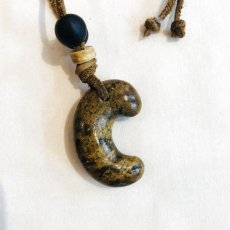 画像3: 碧玉製勾玉（古墳時代）と沈香玉の首飾り (3)