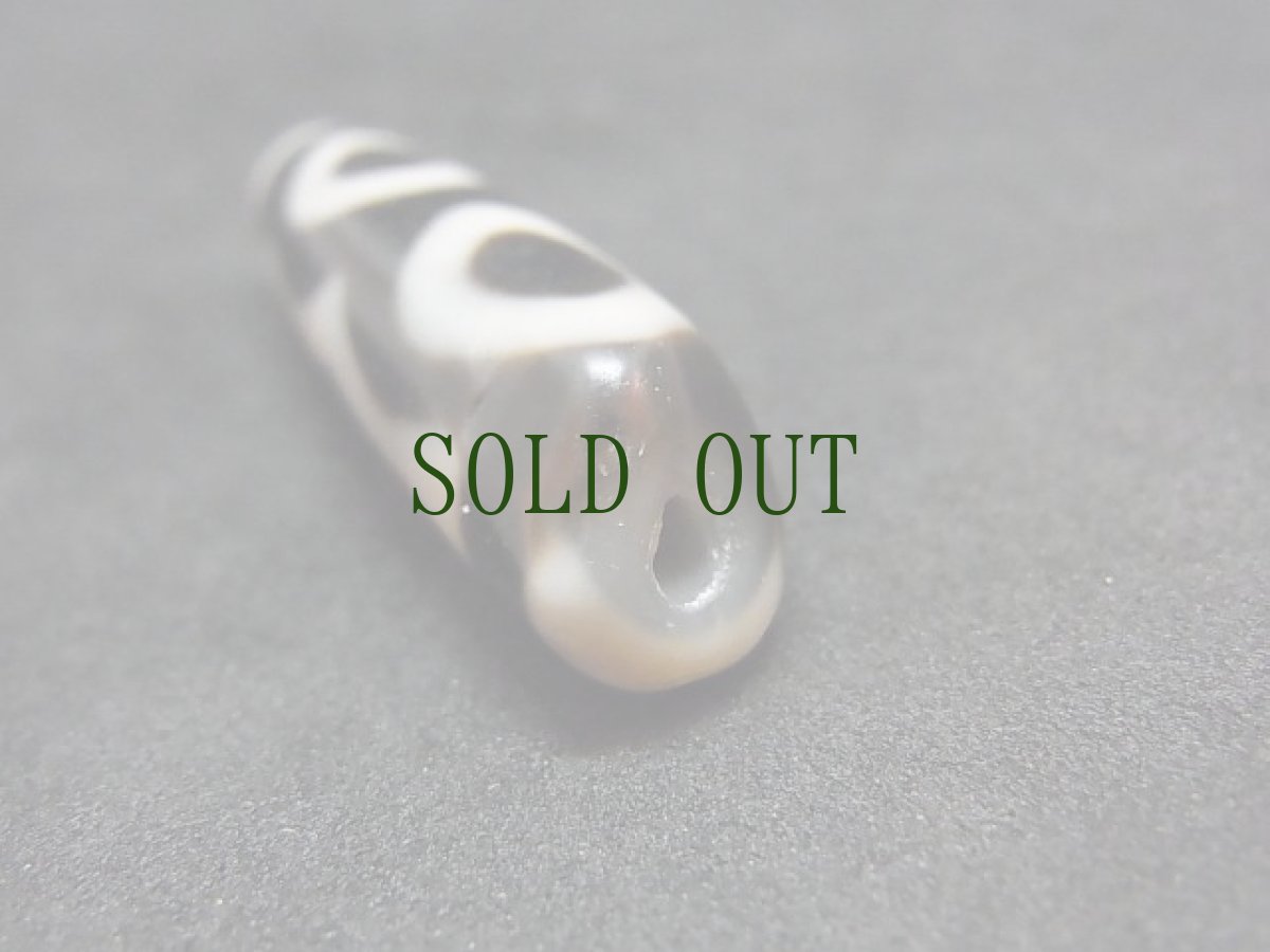 画像4: ジービーズ　3アイ(old dzi mig sum pa)　チベット三眼天珠・タンカ使用　（ヴィンテージ） (4)