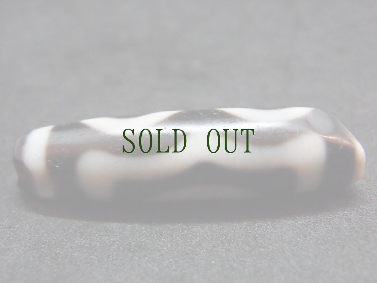 画像8: ジービーズ　3アイ(old dzi mig sum pa)　チベット三眼天珠・タンカ使用　（ヴィンテージ） (8)