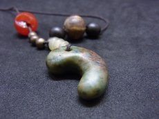 画像9: 緑色石製勾玉（古墳時代）とパムテック珠（チン族）、ペマラカ（チベット）の首飾り (9)
