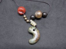 画像8: 緑色石製勾玉（古墳時代）とパムテック珠（チン族）、ペマラカ（チベット）の首飾り (8)