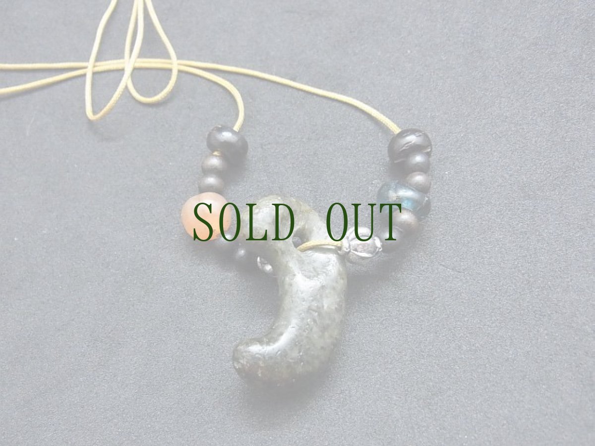 画像3: 緑色石製勾玉（古墳時代）と瑠璃玉、ペマラカ（チベット）の首飾り (3)