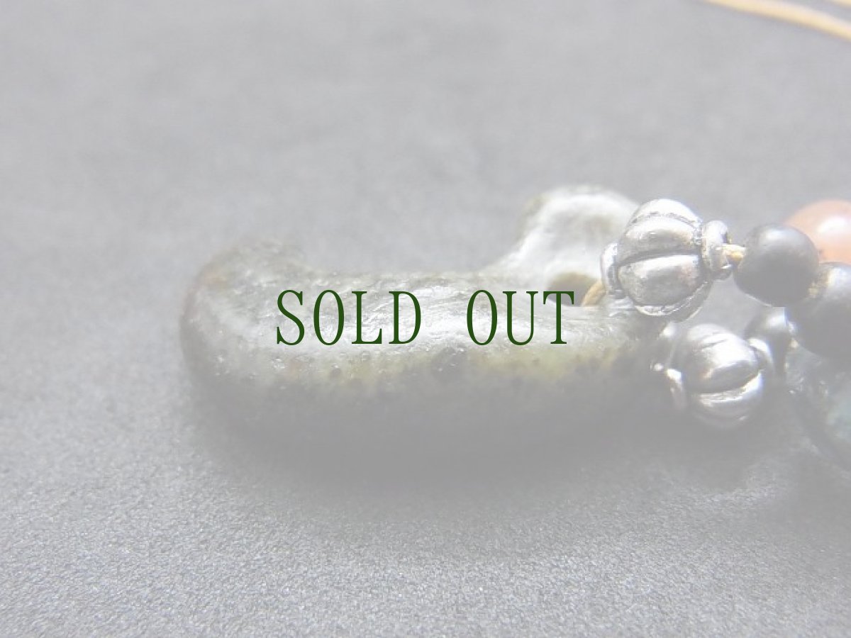 画像6: 緑色石製勾玉（古墳時代）と瑠璃玉、ペマラカ（チベット）の首飾り (6)