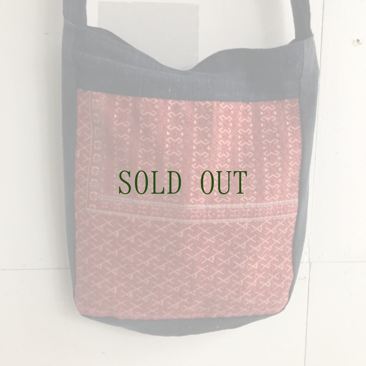 画像2: 貴州省ミャオ族　本藍染　木綿　トートバッグ（ショルダー） (2)