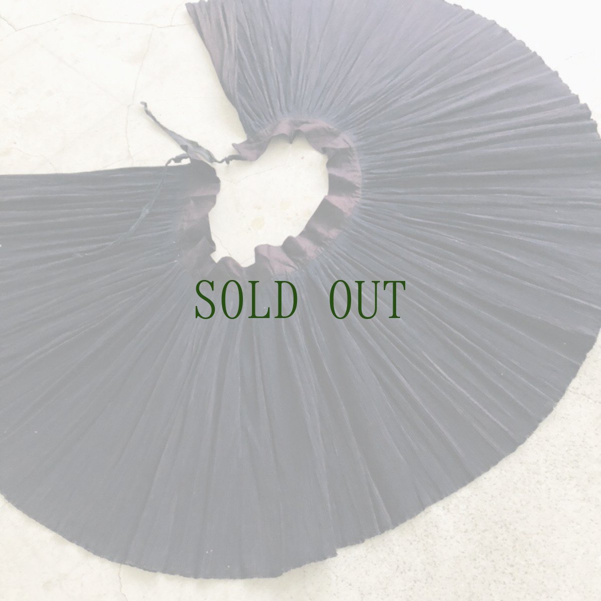 画像9: 貴州侗族(トン) 藍染・亮布 プリーツ巻きスカート (泥藍・牛革・豆浆染色) (9)