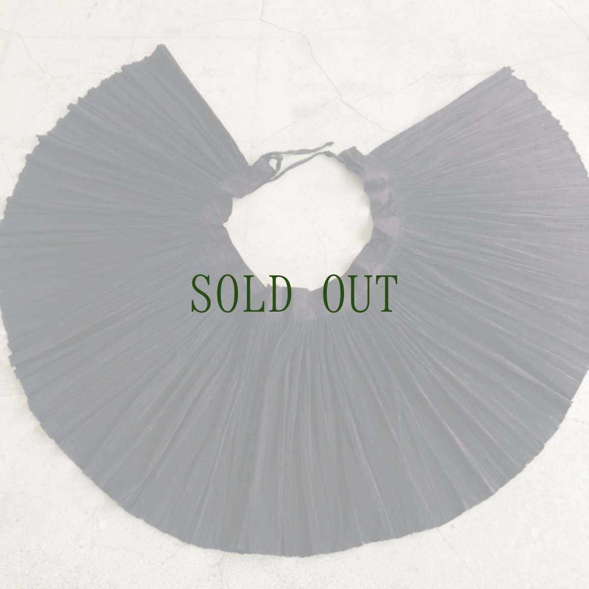 画像3: 貴州侗族(トン) 藍染・亮布 プリーツ巻きスカート (泥藍・牛革・豆浆染色) (3)