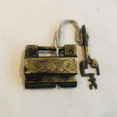 画像2: チベットの鍵と錠前　（Tibetan old padlock key）　アンティーク (2)