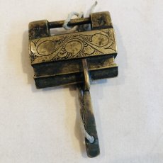 画像3: チベットの鍵と錠前　（Tibetan old padlock key）　アンティーク (3)