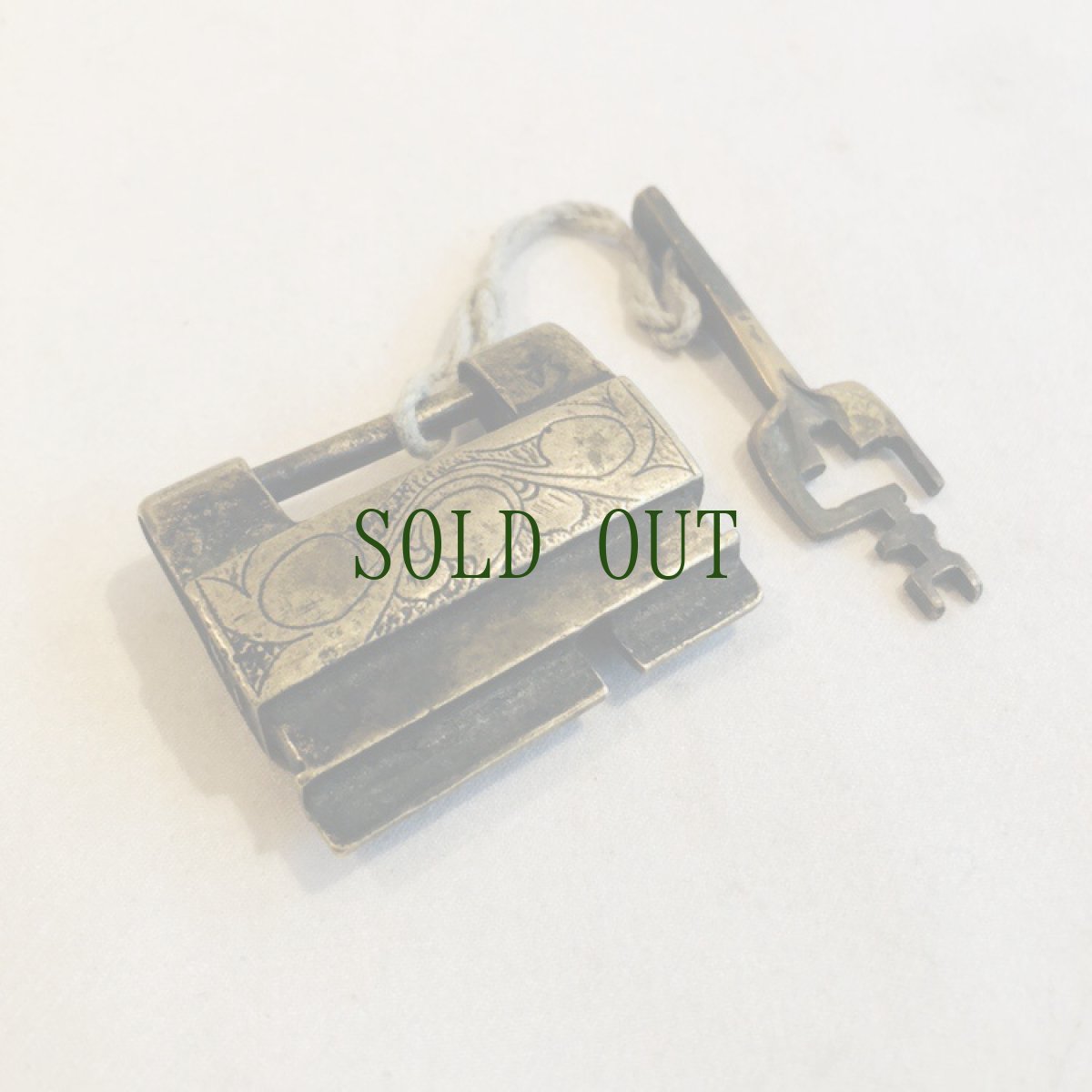 画像1: チベットの鍵と錠前　（Tibetan old padlock key）　アンティーク (1)