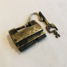 画像1: チベットの鍵と錠前　（Tibetan old padlock key）　アンティーク (1)