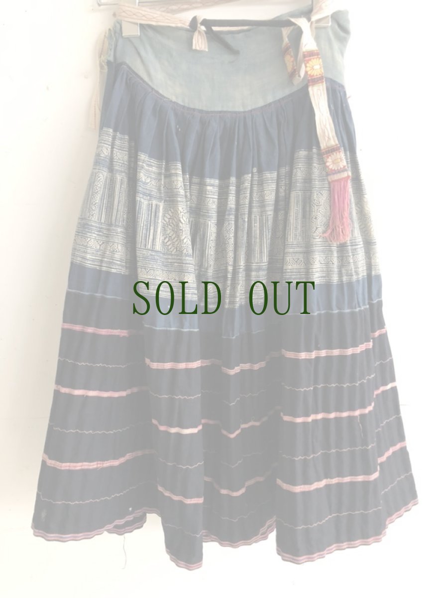 画像3: 貴州省　長角苗族(ミャオ族)　藍染プリーツ巻きスカート・ヴィンテージ・ロング丈 (3)