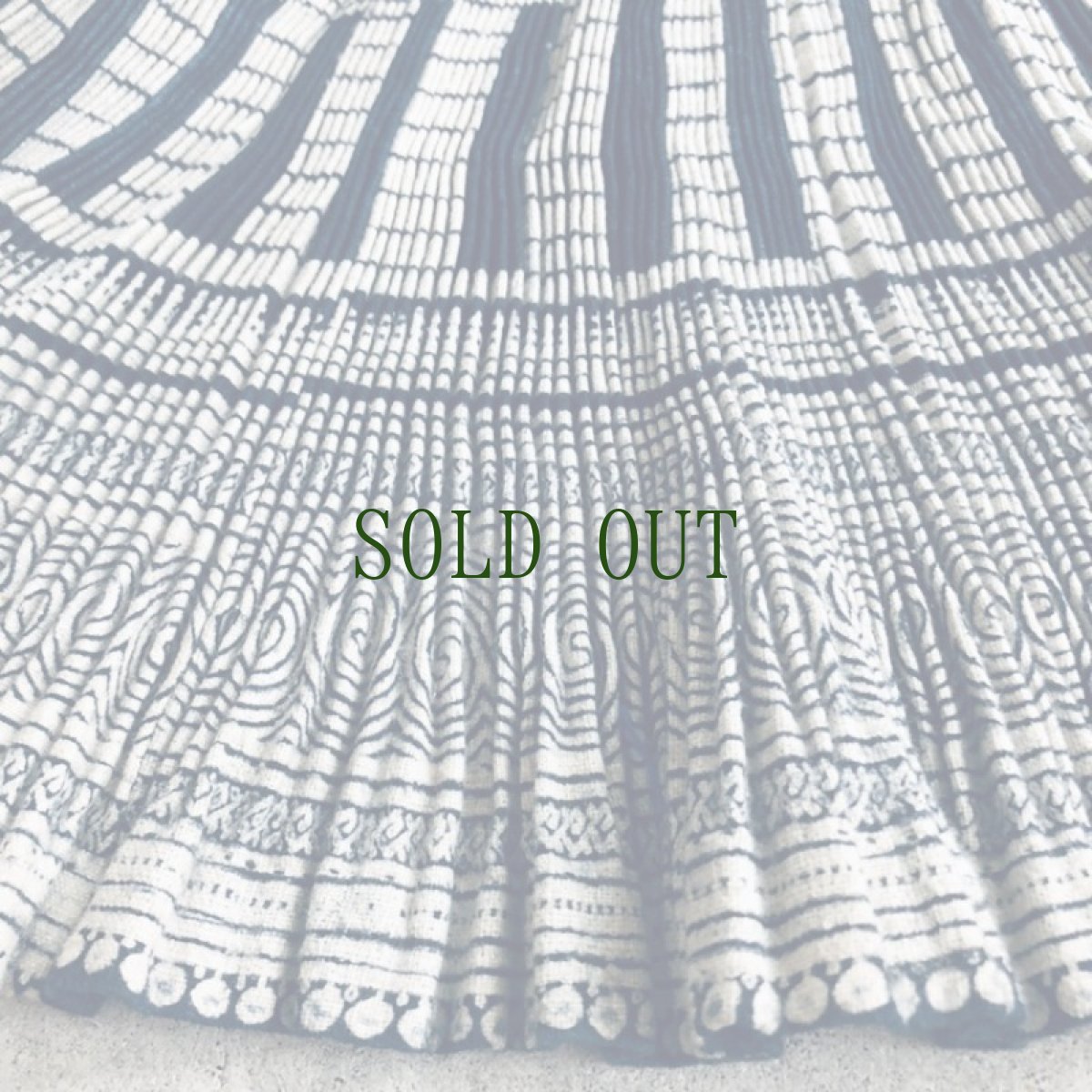 画像4: ガージア人　（貴州黄平県重安江式苗族(革家)）　藍染巻きスカート　 (4)