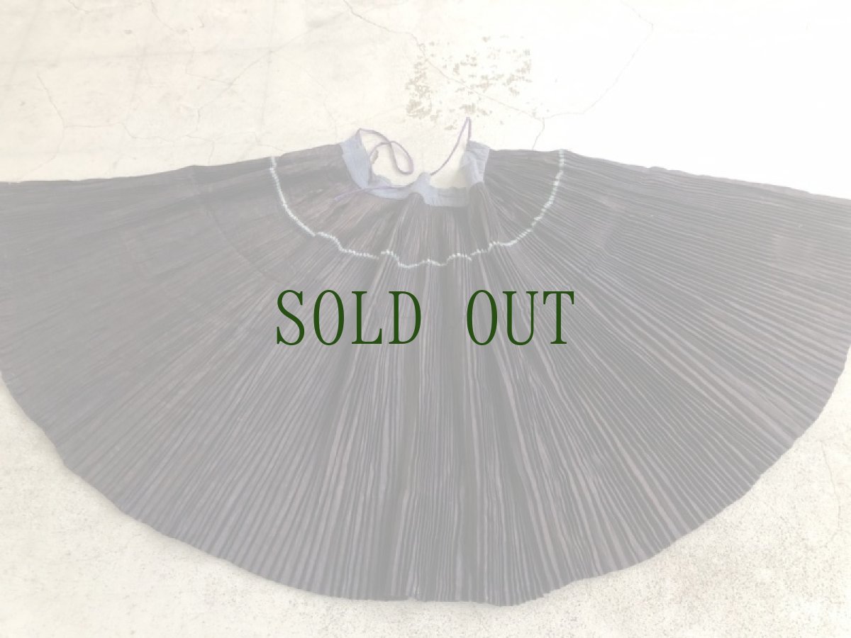 画像2: 貴州省西南苗族(ミャオ族)　藍染亮布　プリーツ　巻きスカート　　ロング丈 (2)