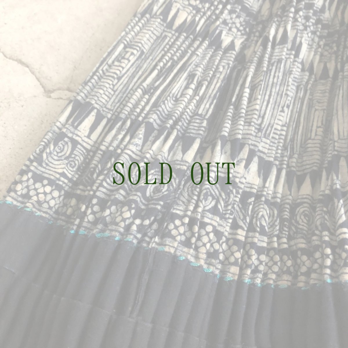 画像9: 貴州省　 布依族（プイ）　藍染・柿渋染　リバーシブル巻きスカート　ヴィンテージ (9)