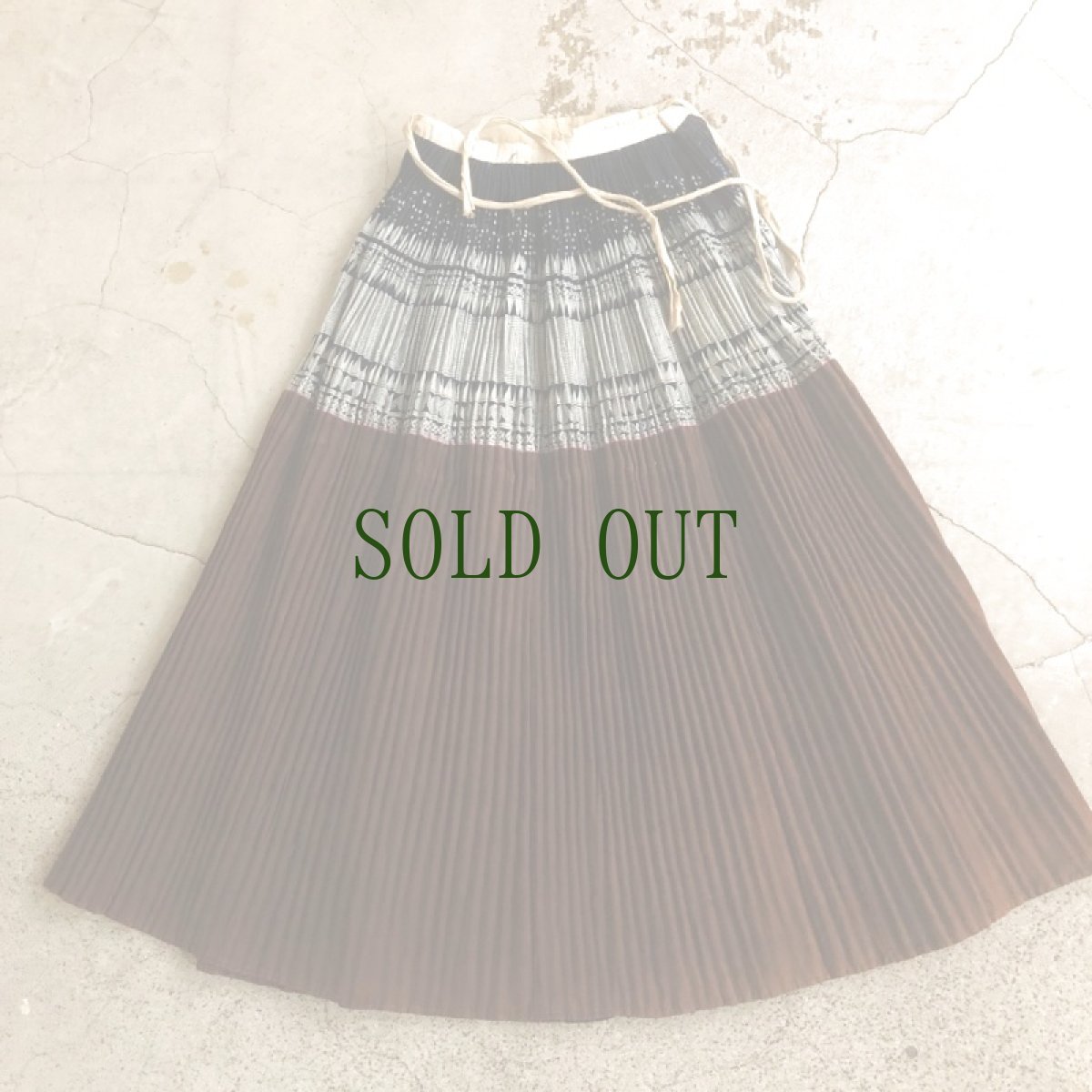 画像2: 貴州省　 布依族（プイ）　藍染・柿渋染　リバーシブル巻きスカート　ヴィンテージ (2)