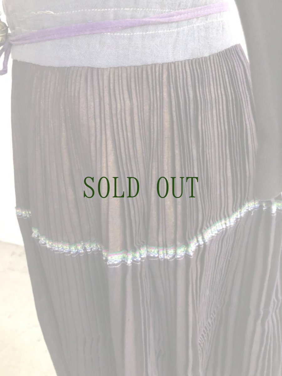 画像13: 貴州省西南苗族(ミャオ族)　藍染亮布　プリーツ　巻きスカート　　ロング丈 (13)