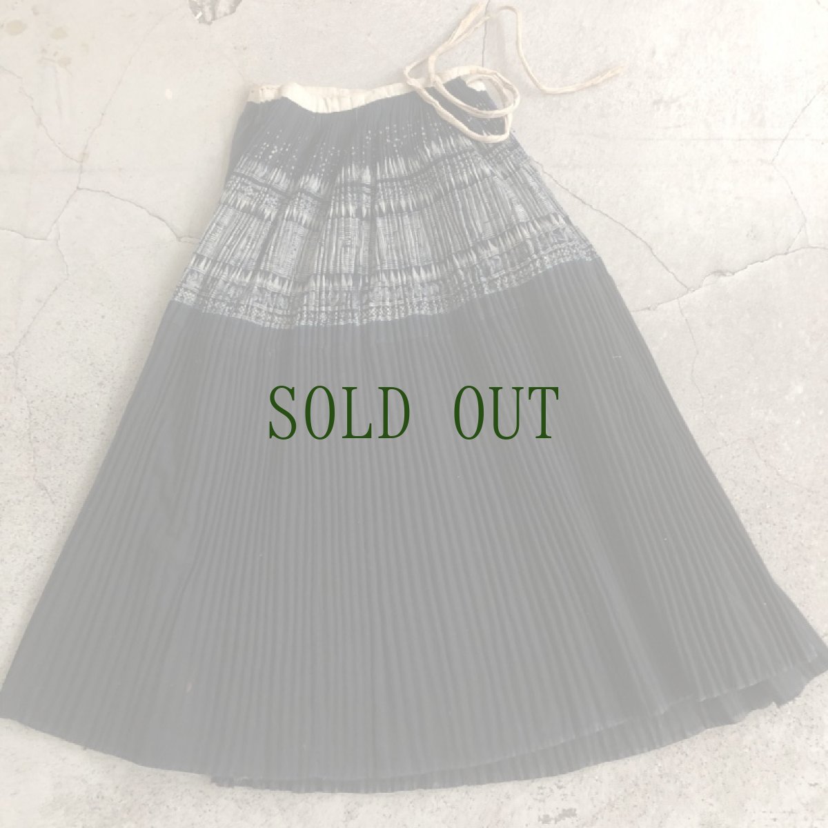 画像8: 貴州省　 布依族（プイ）　藍染・柿渋染　リバーシブル巻きスカート　ヴィンテージ (8)