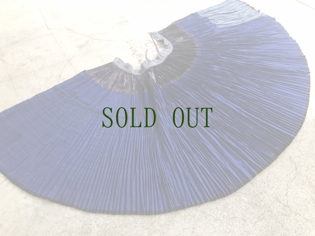 画像10: 貴州省西南苗族(ミャオ族)　藍染亮布　プリーツ　巻きスカート　　ロング丈 (10)