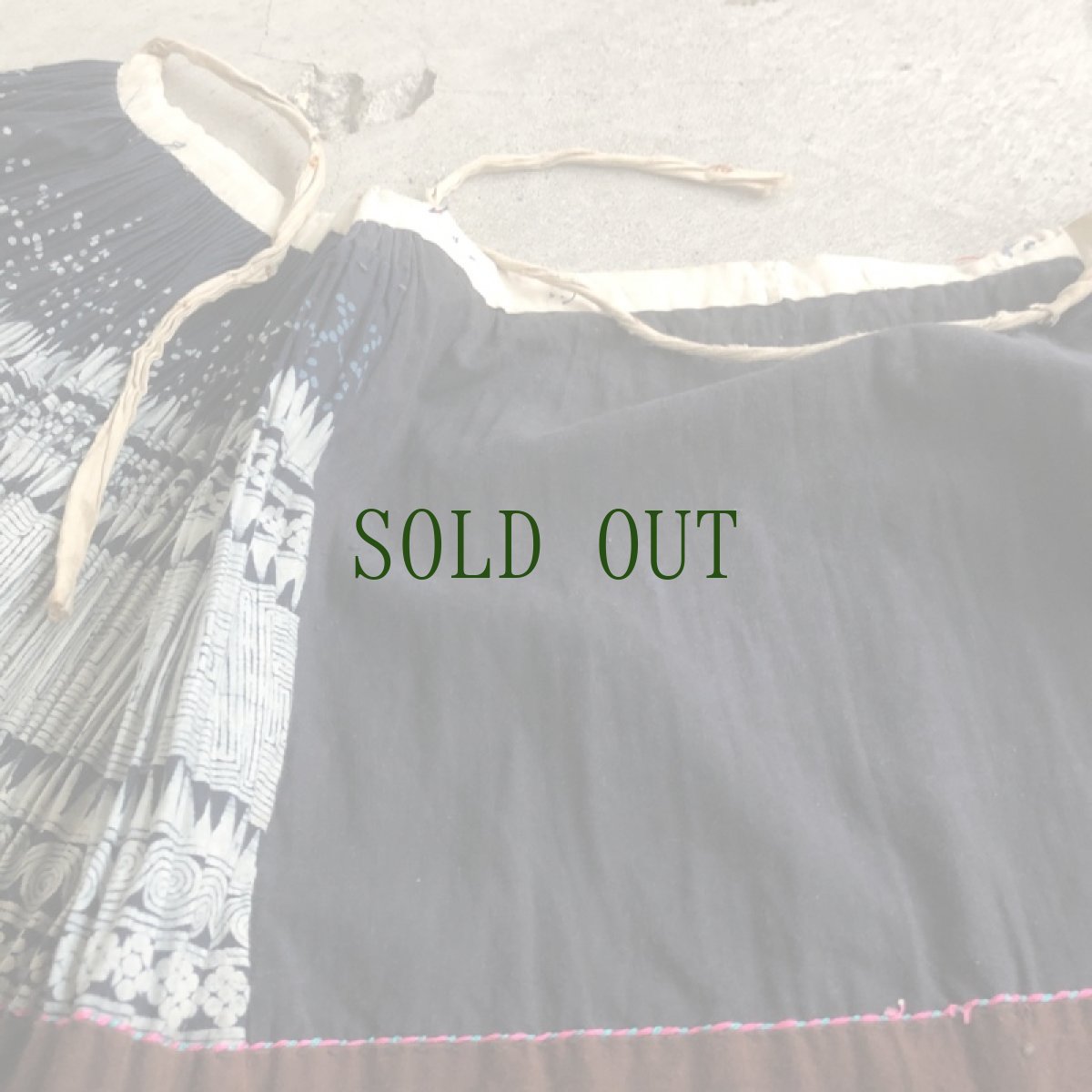 画像10: 貴州省　 布依族（プイ）　藍染・柿渋染　リバーシブル巻きスカート　ヴィンテージ (10)