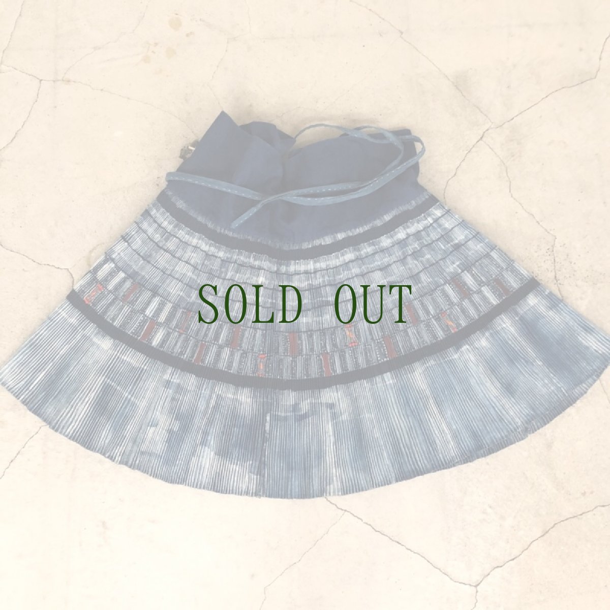 画像2: 貴州省貴定県苗族(小花ミャオ族)　藍染プリーツ巻きスカート　 (2)