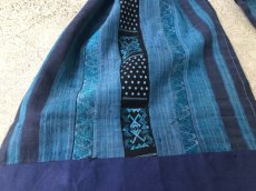 画像2: 貴州黄平苗族（huan ping miao）絹糸刺繍古裂（アンティーク・33×220cm） (2)