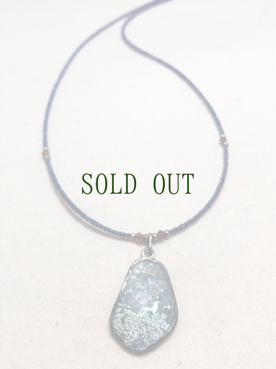 画像2: 古代ローマングラス（銀化ガラス）とラピスラズリのネックレス (2)