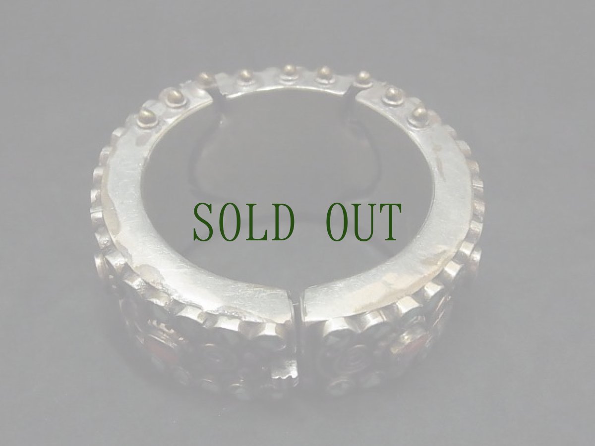 画像10: チベタンシルバーバングル・象嵌加工（ターコイズ、珊瑚）tibetan tribal bangle with inlay (10)